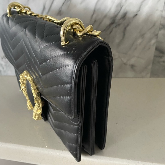 Black quilted bag with chain and horseshoe in front - Picture 4 of 10